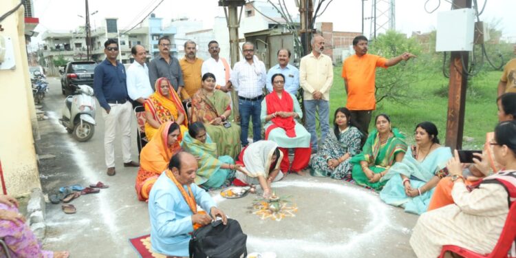 *वीर सावरकर वार्ड में 38लाख 86हजार के विकास कार्यो की सौगात* *आधारकाप क्षेत्र में सीसी रोड नाली निर्माण कार्य का महापौर श्रीमति प्रीति संजीव सूरी ने किया भूमि पूजन*