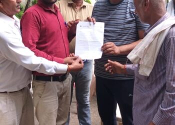 वेतन और नियमितीकरण की मांग को लेकर किसान मित्रों ने बहोरीबंद विधायक प्रणय प्रभात पांडे (गुड्डू भैया) को मुख्यमंत्री जी के नाम ज्ञापन सोपा