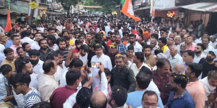 इस मंच से घोषणा करता हूं कि कालापीपल की कोई सी भी समस्या हो दुख दर्द….व चुनाव में कुछ भी हो संगठन का निर्णय कुछ भी हो मैं आप लोगों का विधायक हूं…श्रीमंत विक्रम सिंह पंवार