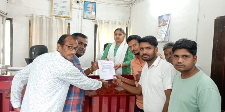धान की फसल का गलत बीज दुकानदार द्वारा देने की किसानों ने तहसीलदार से शिकायत कर एफआरआई की मांग की गई