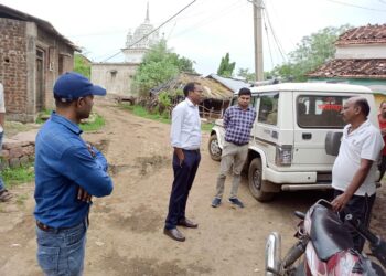 तहसीलदार मतदान केंद्र का कर रहे निरीक्षण