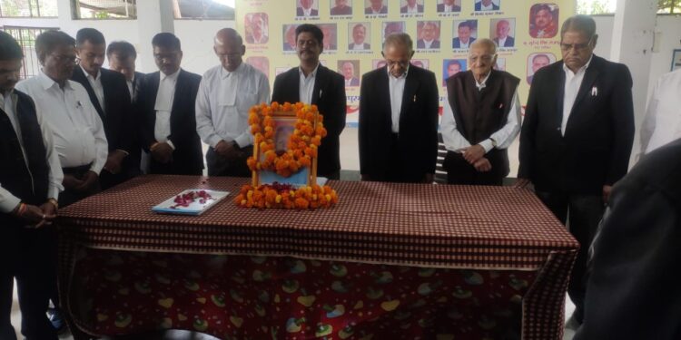 जिला अधिवक्ता संघ द्वारा वरिष्ठ अधिवक्ता गिरधारीलाल दीक्षित के निधन पर शोक सभा का आयोजन किया गया