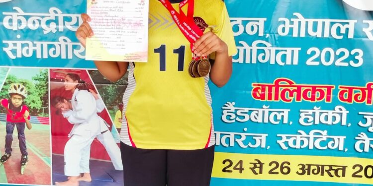 केंद्रीय विद्यालय एसपीएम की छात्रा भारती कहार ने तैराकी में 3 गोल्ड मेडल जीते