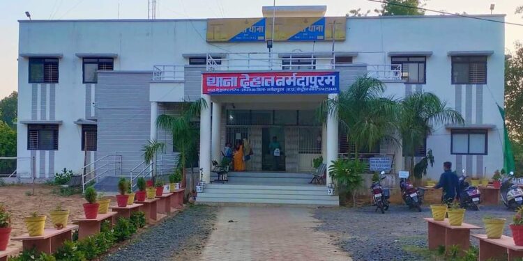 शराब के नशे में अड़ीबाजी सहित गुंडागर्दी करने वाले बदमाश जेल की सलाखों के पीछे पहुंचे,गुरुवार रात मचाई थी गदर!,दहशत फैलाने वाले बदमाशों के खिलाफ एसडीओपी के निर्देशन में देहात पुलिस की प्रभावी कार्रवाई, पुलिस अधीक्षक डॉ.गुरकरन सिंह का निर्देश शांति व्यवस्था बिगाड़ने वालों पर करें सख्त कार्रवाई..