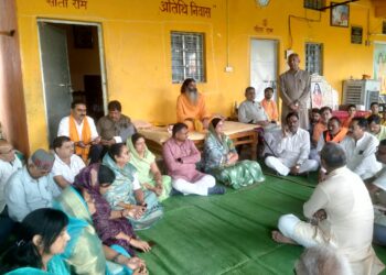 *विधायक प्रवास कार्यक्रम के छठवें दिन भाजपा ने आयोजित की वाहन रैली* *टिफिन पार्टी के लिये भाजपा नेता पहुंचे वेदांत आश्रम,प्रवासी विधायक ने वटुकों को भेंट की खेल सामग्री