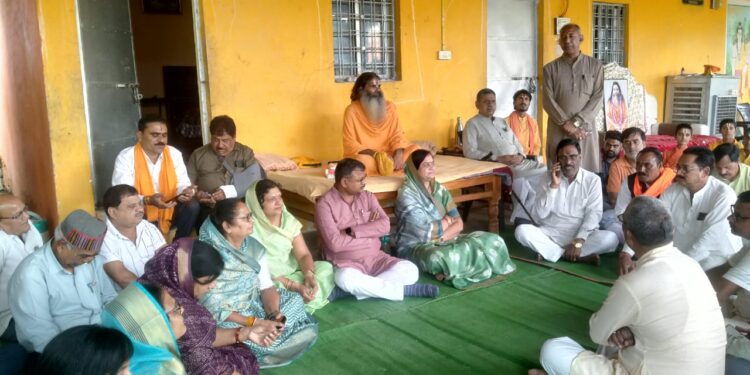 *विधायक प्रवास कार्यक्रम के छठवें दिन भाजपा ने आयोजित की वाहन रैली* *टिफिन पार्टी के लिये भाजपा नेता पहुंचे वेदांत आश्रम,प्रवासी विधायक ने वटुकों को भेंट की खेल सामग्री
