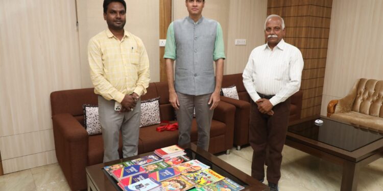 *लघु उद्योग भारती कटनी ईकाई ने कलेक्टर को भेंट की 32 पुस्तकें*  *कलेक्टर के नवाचार को व्यापक जनसहयोग जारी*