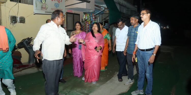 महापौर श्रीमति प्रीति संजीव सूरी द्वारा निर्माणाधीन सी.सी. रोड का निरीक्षण