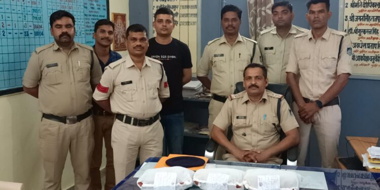 पुलिस ने दो आरोपियों से 4 किलो गांजा जप्त किया,गांजा के साथ पकड़ाये दो आरोपियों