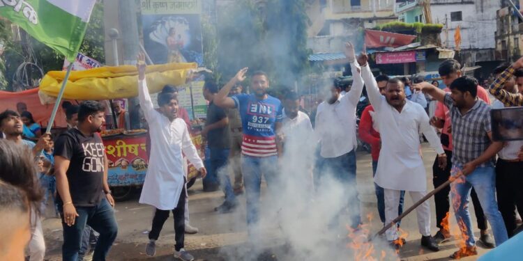 सागर जिले की खुरई में दलित व्यक्ति की पीट पीट कर हत्या करने के मामले में युवा कांग्रेस ने मंत्री भूपेंद्र सिंह का किया पुतला दहन