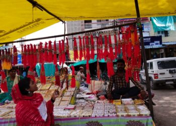 रक्षाबंधन पर बाजार में बड़ी रौनक राखियो की दुकान पर हुई भीड़