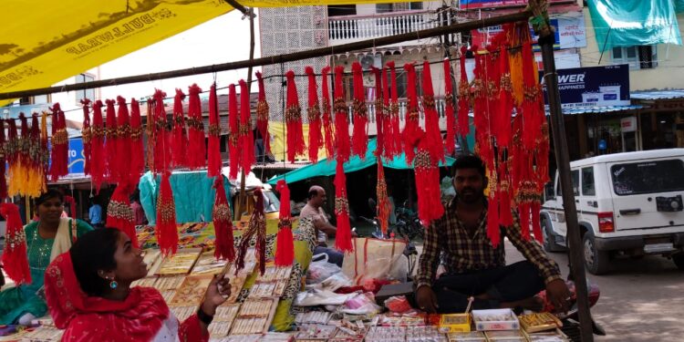रक्षाबंधन पर बाजार में बड़ी रौनक राखियो की दुकान पर हुई भीड़