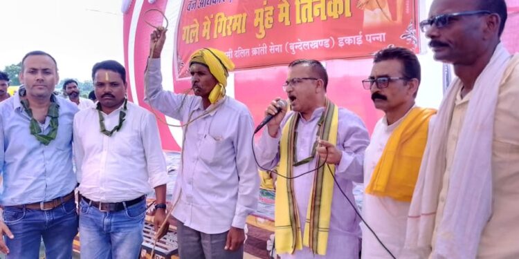 *जिला संयोजक श्री बुंदेला के नेतृत्व में आदिवासियों के हक अधिकार क संघर्ष जारी* *आदिवासी दलित क्रांति सेना बुंदेलखंड इकाई पन्ना के आह्वान पर खूंटा गाड़ो हल चलाओ आंदोलन, एवं गले में गिरमा मुंह में तिनका कार्यक्रम संपन्न*