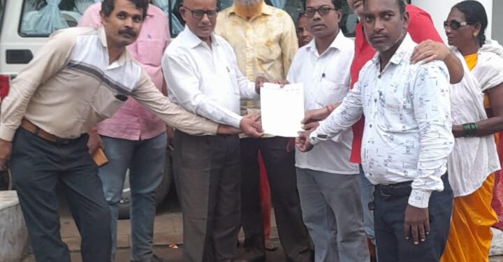 मध्य प्रदेश लघु वेतन कर्मचारी संघ ने जिला शिक्षा अधिकारी को सौंपा ज्ञापन,