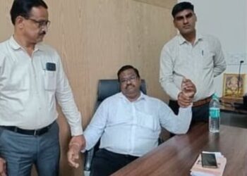 भोपाल रेलवे स्टेशन पर मैनेजर कैंटीन संचालक से 6 हजार/माह बंदी रिश्वत मांग रहा था, लोकायुक्त ने दबोचा