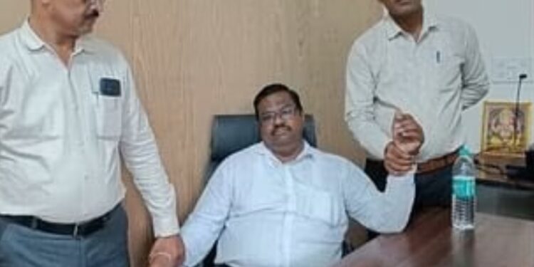 भोपाल रेलवे स्टेशन पर मैनेजर कैंटीन संचालक से 6 हजार/माह बंदी रिश्वत मांग रहा था, लोकायुक्त ने दबोचा