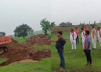 मजदूरों की जगह मशीन से हो रहा था काम, जनपद CEO ने की जब्त