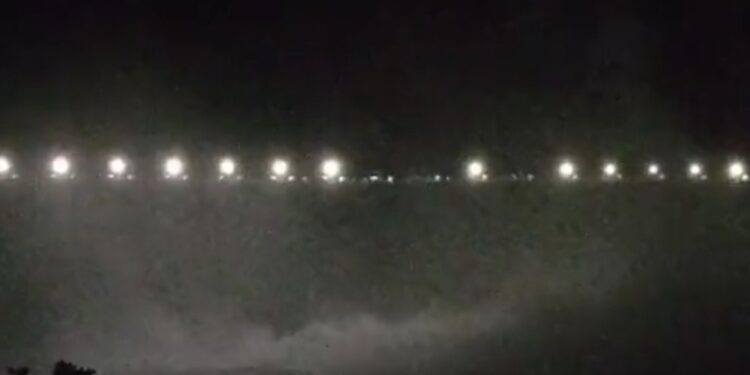 बरगी बांध आज गुरुवार 3 अगस्त की रात 8 बजे इसके 15 जलद्वारों को 1.76 मीटर ऊंचाई तक खोला गया।