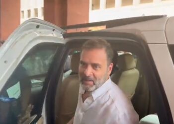 लोकसभा की संसद सदस्यता बहाल होने के पहली बार संसद भवन पहुंचे राहुल गांधी जहां उपस्थित सांसदों ने उनका जोरदार ढंग से स्वागत किया।