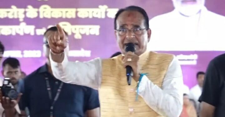 मध्यप्रदेश की धरती पर अगर बहन-बेटी की तरफ कोई गलत नजर से देखेगा या दुराचार करेगा, तो सीधा फांसी के फंदे पर लटका दिया जाएगा।   साथ ही मामा का बुलडोजर भी चलेगा…