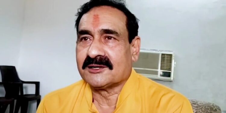 मध्यप्रदेश में कांग्रेस मुद्दा विहीन होकर घृणित मानसिकता के साथ राजनीति कर रही है। प्रदेश कांग्रेस के नेताओं ने पहले राहुल गांधी जी से झूठ बुलवाया अब प्रियंका गांधी जी से झूठा ट्वीट करवाया। प्रियंका जी आपने जो ट्वीट किये हैं उसके प्रमाण दो अन्यथा हमारे पास कार्यवाही के सारे विकल्प खुले हैं।