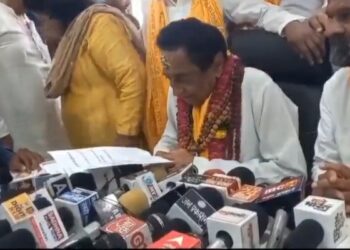 कमलनाथ ने महाकाल के चरणों में अर्जी लगाई 
