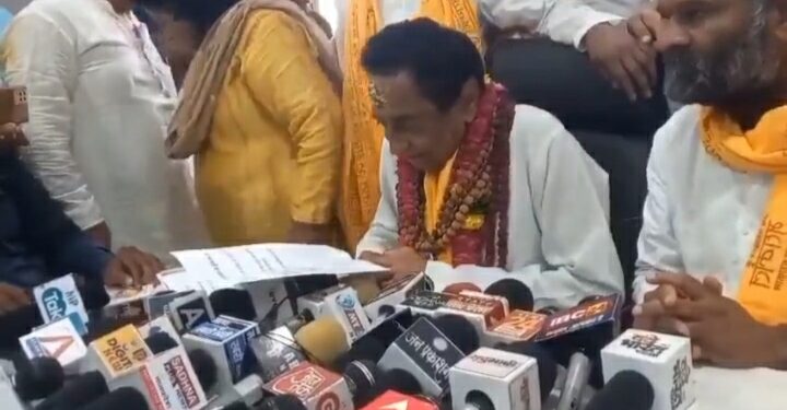 कमलनाथ ने महाकाल के चरणों में अर्जी लगाई 