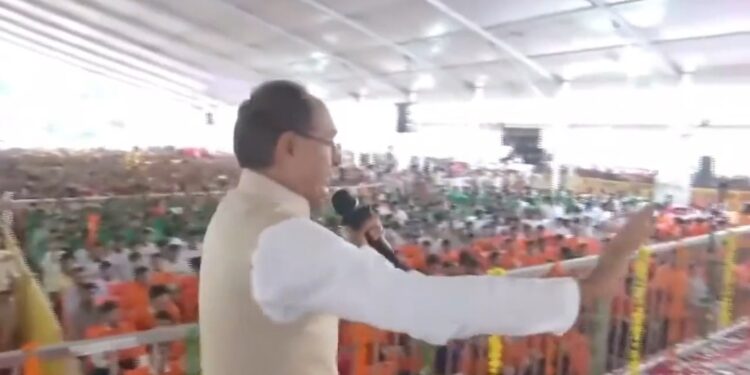 जो बच्चे पढ़ाई करने दूसरे गांव में जाते हैं उनके खाते में 17 अगस्त को साइकिल के लिए ₹4,500 डाले जाएंगे।  और 23 अगस्त को 12वीं कक्षा के टॉपर बेटा-बेटी को मामा स्कूटी दिलाएगा: CM