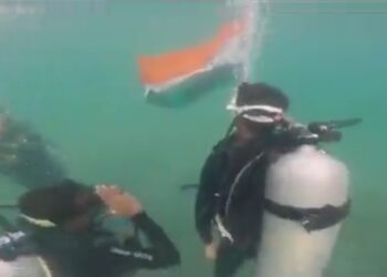 स्वतंत्रता दिवस पर तमिलनाडु के रामेश्वरम के पास भारतीय तटरक्षक बल के जवानों द्वारा पानी के अंदर राष्ट्रीय ध्वज फहराया गया।