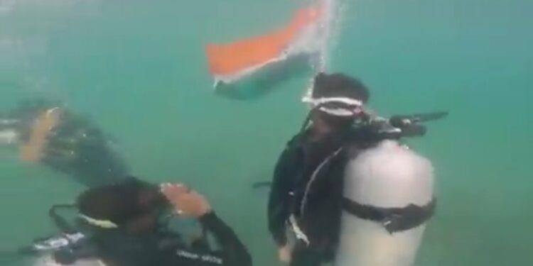 स्वतंत्रता दिवस पर तमिलनाडु के रामेश्वरम के पास भारतीय तटरक्षक बल के जवानों द्वारा पानी के अंदर राष्ट्रीय ध्वज फहराया गया।