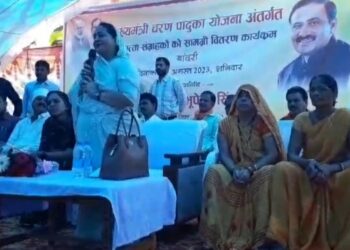 तेन्दूपत्ता संग्राहकों को चरण पादुकाओं के साथ पानी की बाटल व साड़ी का हुआ वितरण