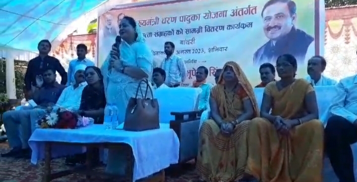 तेन्दूपत्ता संग्राहकों को चरण पादुकाओं के साथ पानी की बाटल व साड़ी का हुआ वितरण