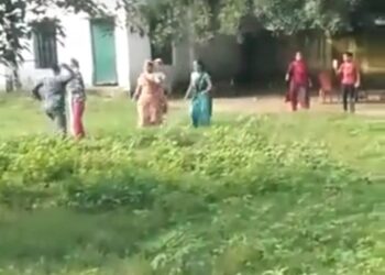 प्राध्यापक और महिला शिक्षा मित्र में हुई मारपीट  मारपीट का वीडियो सोशल मीडिया पर हुआ वायरल