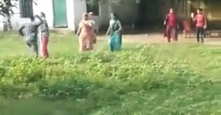 प्राध्यापक और महिला शिक्षा मित्र में हुई मारपीट  मारपीट का वीडियो सोशल मीडिया पर हुआ वायरल