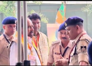 मंत्री गोपाल भार्गव हुए गर्म, पुलिस वालों को लगाई जमकर फटकार देखें VIDEO