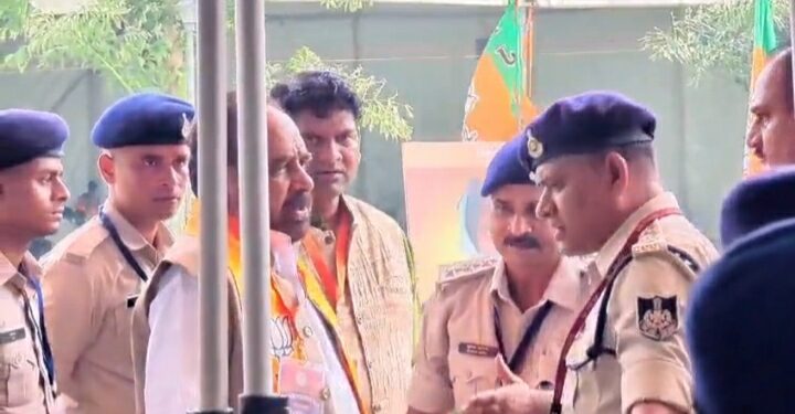 मंत्री गोपाल भार्गव हुए गर्म, पुलिस वालों को लगाई जमकर फटकार देखें VIDEO