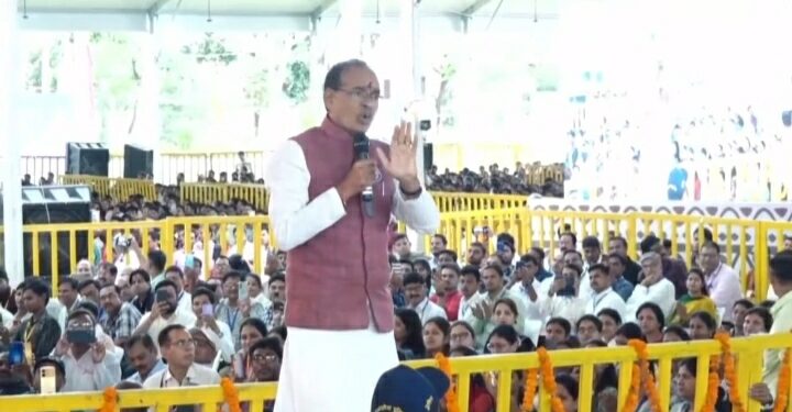 शिक्षक की नौकरी साधारण नहीं है। शिक्षक आने वाली पीढ़ियों के भविष्य को गढ़ने वाले हैं : मुख्यमंत्री शिवराज सिंह चौहान 
