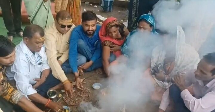अनिश्चितकालीन हड़ताल के दौरान भगवान भोलेनाथ का भव्य रुद्राभिषेक सम्पन्न आज होगा हनुमानजी महाराज का सुंदरकांड का पाठ वेतनमान को लेकर अनिश्चितकालीन हड़ताल का आज निरंतर सातवां दिन
