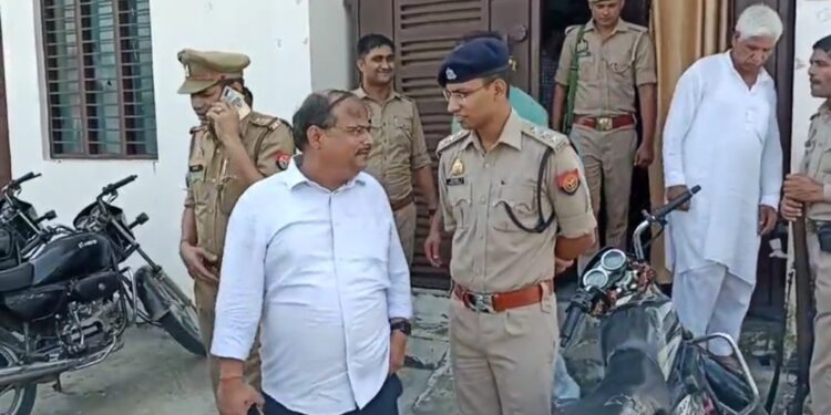 OYO होटलों पर छापेमारी छापेमारी में 10 से ज्यादा जोड़े पकड़े गए देखिए VIDEO