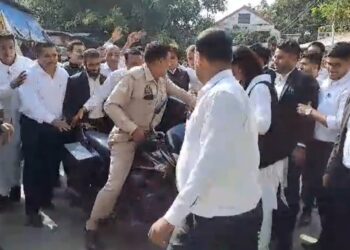 वकीलों के हंगामे से कचहरी परिसर में तैनात पुलिस कर्मियों में हडकंप.