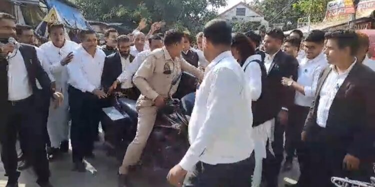 वकीलों के हंगामे से कचहरी परिसर में तैनात पुलिस कर्मियों में हडकंप.