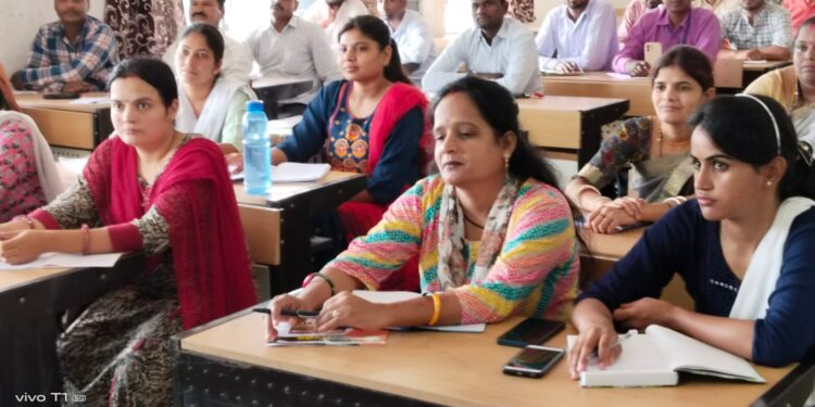 कलेक्टर का नवाचार  सरकारी स्कूल के अंग्रेजी के शिक्षकों को दिया जा रहा प्रशिक्षण