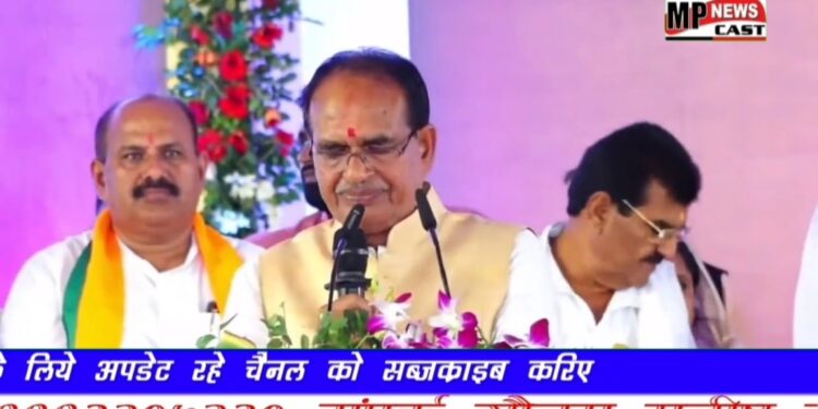 मिनी आंगनवाड़ी कार्यकर्ताओं का मानदेय मैंने पहले बढ़ाकर ₹6,500 किया था, आज उसे फिर बढ़ाकर ₹7,250 कर रहा हूं।   इसी तरह आंगनवाड़ी सहायिकाओं का भी मानदेय ₹5,750 से बढ़ाकर ₹6,500 किया जाएगा: CM