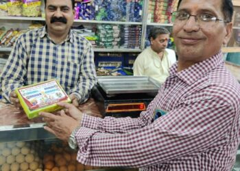 मिठाई के डिब्बों पर मतदाता जागरूकता संबंधी स्टीकर चस्पा कर विक्रय की जा रही मिठाई विदिशा] दिनांक 2 सितंबर 2023