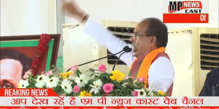 एक महीने से पानी नहीं गिरा है, किसान संकट में है।  किसान भाइयों आप चिंता मत करना, इस संकट से आपको पार निकालकर ले जायेंगे।