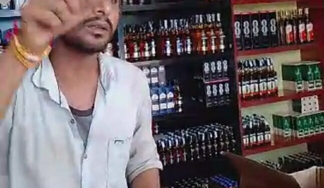 माखन नगर में शराब दुकान पर अवैध वसूली का वीडियो हुआ वायरल देखिए वीडियो
