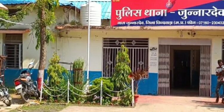 डूंगरिया पुलिस को मिली बड़ी सफलता,चोरी की मसरूका के साथ आरोपी गिरफ्तार..* *डूंगरिया पुलिस चौकी क्षेत्र का मामला लगभग 60 हजार का माल बरामद