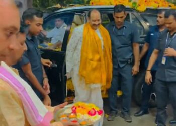 परम पूज्य गुरुदेव श्री पं. प्रदीप मिश्रा जी स्वागत कर आशीर्वाद VIDEO