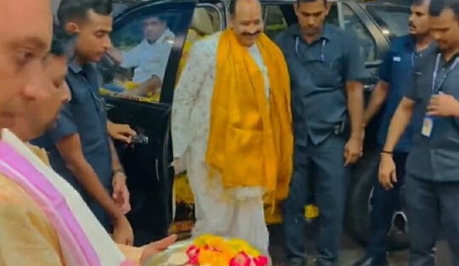 परम पूज्य गुरुदेव श्री पं. प्रदीप मिश्रा जी स्वागत कर आशीर्वाद VIDEO
