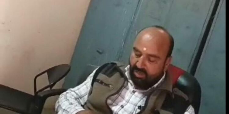 ब्रेकिंग स्लीमनाबाद शिक्षा विभाग में पदस्थ लिपिक अतुल कुमार द्विवेदी के रिश्वत लेने का वीडियो वायरल। दिवंगत शिक्षक के एरियर्स के भुगतान के बदले